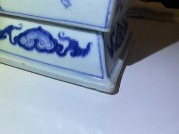 Un vase de forme carr&eacute;e en porcelaine de Chine en bleu, blanc et rouge de fer, Kangxi