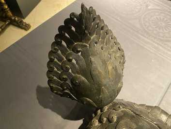 Une paire de grands mod&egrave;les de lions bouddhistes en bronze, Chine, Ming