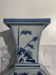 Un vase de forme carr&eacute;e en porcelaine de Chine en bleu, blanc et rouge de fer, Kangxi