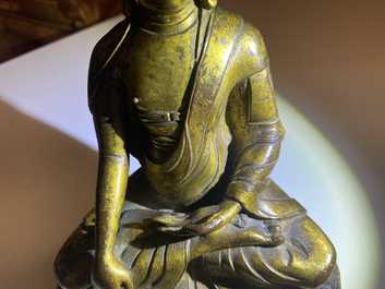 Een Sino-Tibetaanse vergulde bronzen figuur van Boeddha Shakyamuni, 18/19e eeuw