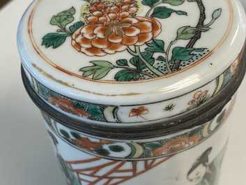 Une paire de pots cylindriques couverts en porcelaine de Chine famille verte aux montures en argent, Kangxi
