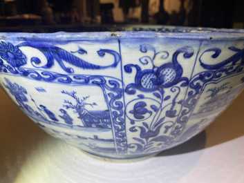 Un grand bol en porcelaine de Chine en bleu et blanc de type kraak, Wanli