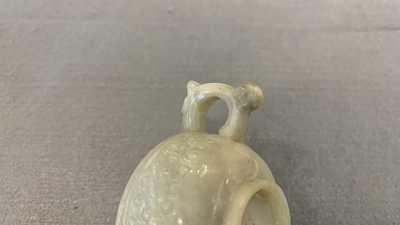 Een Chinese celadon jade libation cup, Ming