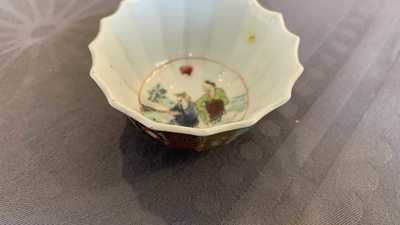 Une tasse et soucoupe de forme lob&eacute;e en porcelaine de Chine famille rose &agrave; d&eacute;cor de p&ecirc;cheurs, Yongzheng