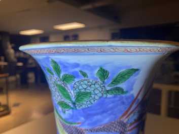 Un vase en porcelaine de Chine wucai &agrave; d&eacute;cor d'un faisan, &eacute;poque Transition