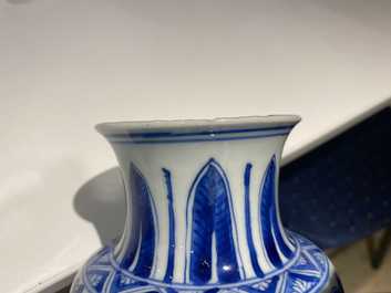 Twee Chinese blauw-witte rouleau vazen met horizontale vlakverdeling met draken, Kangxi