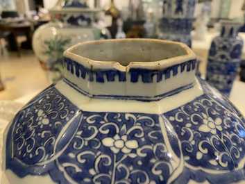 Een Chinese blauw-witte vaas met floraal decor, Transitie periode