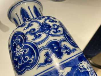 Twee Chinese blauw-witte rouleau vazen met horizontale vlakverdeling met draken, Kangxi