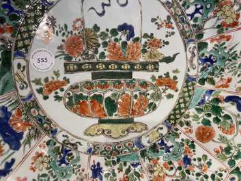 Un plat en porcelaine de Chine famille verte &agrave; d&eacute;cor d'un panier fleuri, Kangxi