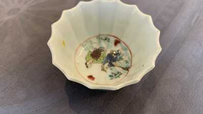Une tasse et soucoupe de forme lob&eacute;e en porcelaine de Chine famille rose &agrave; d&eacute;cor de p&ecirc;cheurs, Yongzheng