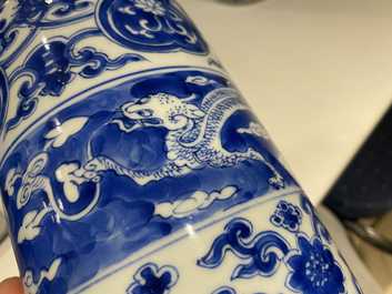 Deux vases de forme rouleau en porcelaine de Chine en bleu et blanc aux dragons, Kangxi