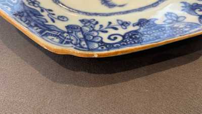 Un service compos&eacute; de 25 pi&egrave;ces en porcelaine de Chine en bleu et blanc, Qianlong