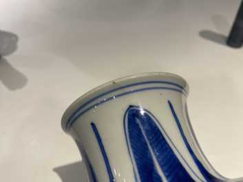 Deux vases de forme rouleau en porcelaine de Chine en bleu et blanc aux dragons, Kangxi