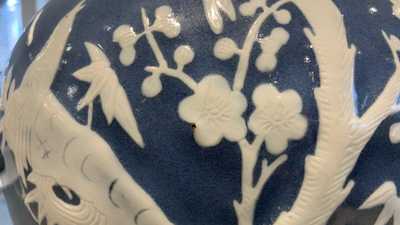Une paire de vases en porcelaine de Chine en bleu monochrome d&eacute;cor&eacute;s en engobe blanche, Chine, 19&egrave;me