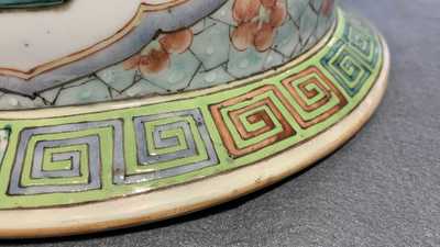 Un grand vase couvert en porcelaine de Chine famille verte, 19&egrave;me