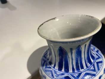 Twee Chinese blauw-witte rouleau vazen met horizontale vlakverdeling met draken, Kangxi