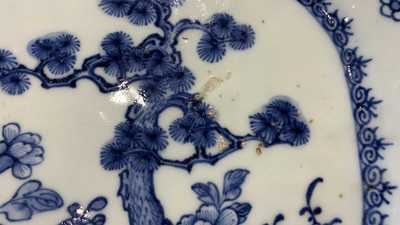 Een samengesteld 25-delig blauw-wit Chinees servies, Qianlong