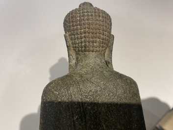 Une figure de Bouddha en pierre sculpt&eacute;e, Khmer, Lopburi, 12/14&egrave;me