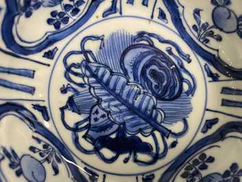 Vijf Chinese blauw-witte kraakporseleinen kommen, Wanli