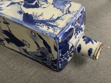 Une bouteille de forme carr&eacute;e en porcelaine de Chine en bleu et blanc, Wanli