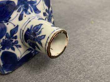 Une bouteille de forme carr&eacute;e en porcelaine de Chine en bleu et blanc, Wanli