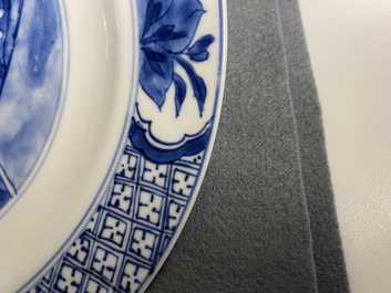 Cinq assiettes en porcelaine de Chine en bleu et blanc, marques de Kangxi et de Chenghua, Kangxi
