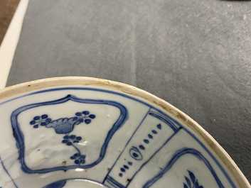 Cinq bols en porcelaine de Chine en bleu et blanc de type kraak, Wanli