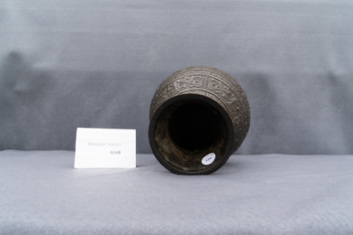 A Chinese archaic bronze inscribed 'hu' vase, 17/18th C.