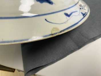 Deux grands plats en porcelaine de Chine en bleu et blanc dite 'de Swatow', Ming