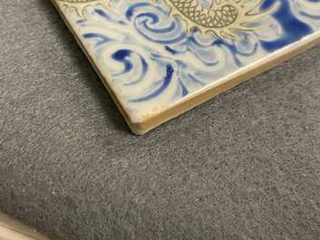 Une plaque en porcelaine de Chine famille rose &agrave; d&eacute;cor de dragons, 19&egrave;me