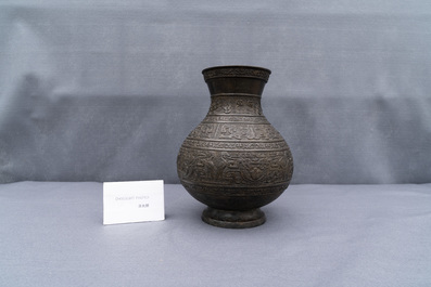 Een Chinese archa&iuml;sche bronzen 'hu' vaas met inscripties, 17/18e eeuw