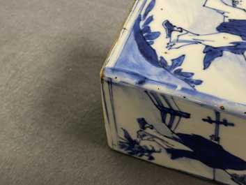 Une bouteille de forme carr&eacute;e en porcelaine de Chine en bleu et blanc, Wanli