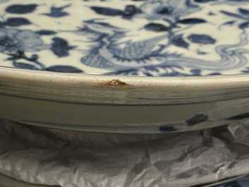 Twee grote Chinese blauw-witte Swatow schotels, Ming