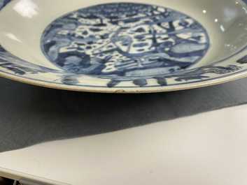 Twee grote Chinese blauw-witte Swatow schotels, Ming