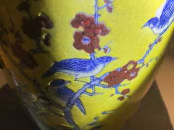 Een Chinese blauw-witte en rode vaas met gele fondkleur, 18/19e eeuw