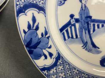 Vijf Chinese blauw-witte borden met figuratieve decors, Kangxi en Chenghua merken, Kangxi