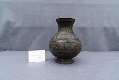 Een Chinese archa&iuml;sche bronzen 'hu' vaas met inscripties, 17/18e eeuw