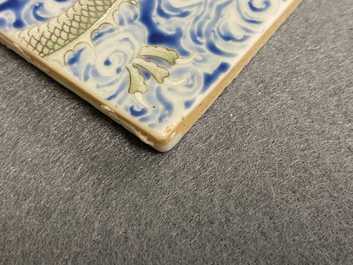 Une plaque en porcelaine de Chine famille rose &agrave; d&eacute;cor de dragons, 19&egrave;me
