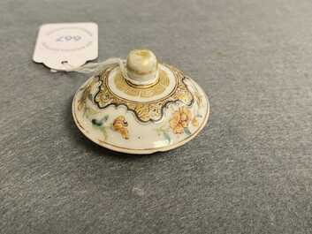 Een fijne Chinese famille rose theebus met deksel, Yongzheng