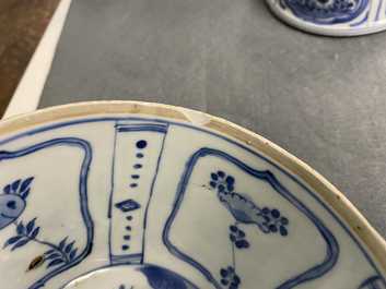 Cinq bols en porcelaine de Chine en bleu et blanc de type kraak, Wanli