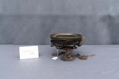 Un bol sur piedouche &agrave; d&eacute;cor de grues en cuivre, bronze et &eacute;tain, sign&eacute; Kimura Toun, Japon, Meiji, 19&egrave;me