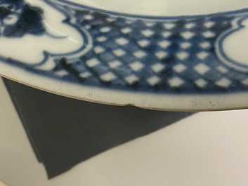 Deux grands plats en porcelaine de Chine en bleu et blanc dite 'de Swatow', Ming