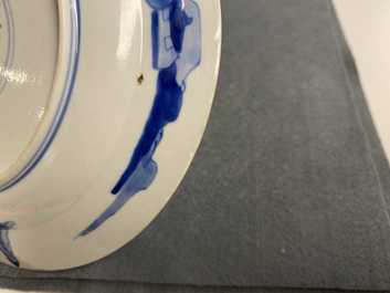 Cinq assiettes en porcelaine de Chine en bleu et blanc, marques de Kangxi et de Chenghua, Kangxi