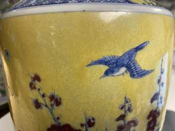 Een Chinese blauw-witte en rode vaas met gele fondkleur, 18/19e eeuw