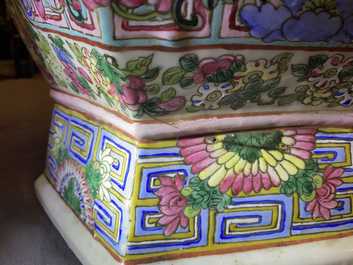 Un grand vase de forme hexagonale en porcelaine de Chine famille rose, 19&egrave;me