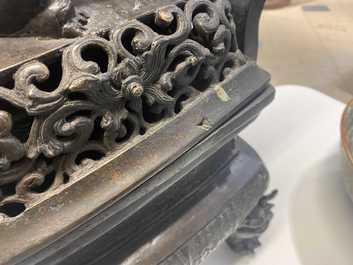 Een grote Chinese bronzen wierookbrander met deksel, Ming