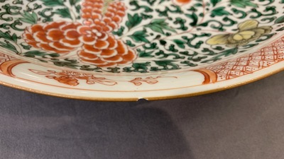 Un plat en porcelaine de Chine famille verte &agrave; d&eacute;cor floral, Kangxi
