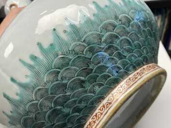 Un vase de forme bouteille en porcelaine de Chine au dragon appliqu&eacute;, 19&egrave;me