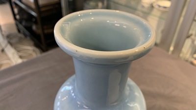 Een Chinese monochrome lavendelblauwe vaas, Kangxi merk, 19e eeuw