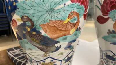 Une paire de vases couverts en porcelaine de Chine famille rose &agrave; d&eacute;cor de canards mandarins, marque de Kangxi, R&eacute;publique